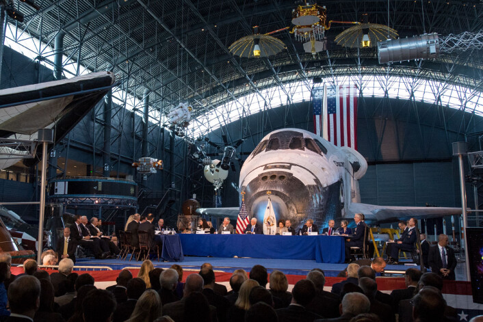 Møtet i National Space Council 5. oktober 2017 ble holdt i Smithsonian National Air and Space Museums avdeling i Chantilly, Virginia. (Foto: NASA/Joel Kowsky) Møtet i National Space Council 5. oktober 2017 ble holdt i Smithsonian National Air and Space Museums avdeling i Chantilly, Virginia. (Foto: NASA/Joel Kowsky)