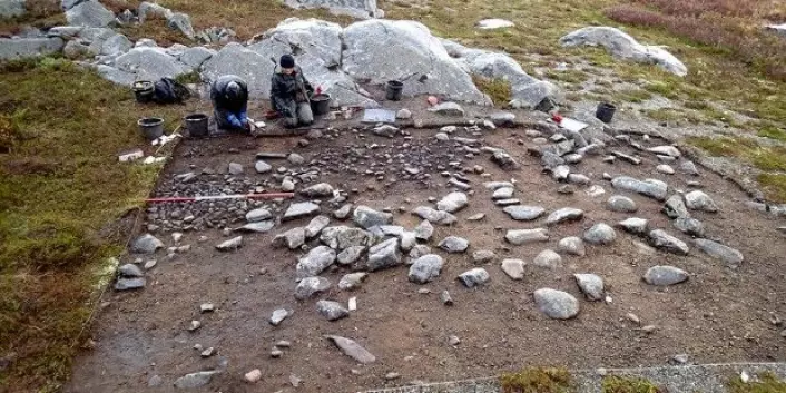 Dette bildet er fra utgravinga av en gjenbrukt teltplass datert til rundt 8300 f. Kr. fra Mohalsen på Vega i Nordland. Arkeolog Silje Fretheim sitter til høyre. (Foto: Hein B. Bjerck)