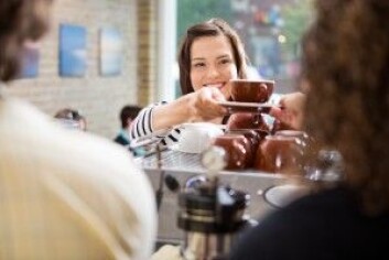 Mange ville sikkert fortsette å kjøpe kaffe selv om markedsprisen på kaffe steg – det oppfatter den klassiske økonomiske tankegangen som irrasjonell oppførsel. (Foto: Tyler Olson / Shutterstock / NTB scanpix) Mange ville sikkert fortsette å kjøpe kaffe selv om markedsprisen på kaffe steg – det oppfatter den klassiske økonomiske tankegangen som irrasjonell oppførsel. (Foto: Tyler Olson / Shutterstock / NTB scanpix)
