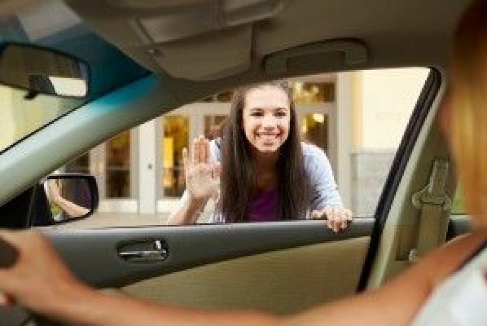 «Takk for turen. Bare bli i bilen, du.» Det kan være fint for tenåringer å få service av foreldrene, så lenge vennene ikke oppdager det. (Foto: Monkey Business Images / Shutterstock / NTB scanpix)
