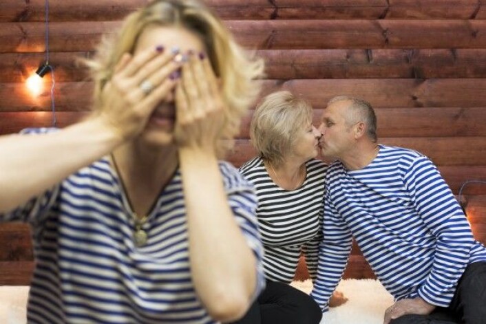 Når foreldre kysser hverandre, kan det være veldig flaut for en fjortis hvis andre ser det. (Foto: eanstudio / Shutterstock / NTB scanpix) Når foreldre kysser hverandre, kan det være veldig flaut for en fjortis hvis andre ser det. (Foto: eanstudio / Shutterstock / NTB scanpix)