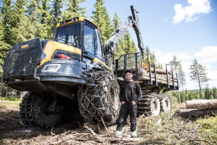 Lars Brennhaug fra Skjåk kjører lassbærer. – Det er veldig viktig å få ned kjøreskader og en stor del av arbeidsdagen går med på å ta hensyn til dette. (Foto: Lars Sandved Dalen, NIBIO) Lars Brennhaug fra Skjåk kjører lassbærer. – Det er veldig viktig å få ned kjøreskader og en stor del av arbeidsdagen går med på å ta hensyn til dette. (Foto: Lars Sandved Dalen, NIBIO)