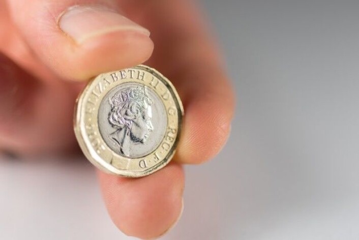 Den 12-kantete mynten fra Storbritannia er preget i 2016 og påtrykt profilen av dronning Elizabeth 2. på den ene side. (Foto: Stopped_clock / Shutterstock / NTB scanpix) Den 12-kantete mynten fra Storbritannia er preget i 2016 og påtrykt profilen av dronning Elizabeth 2. på den ene side. (Foto: Stopped_clock / Shutterstock / NTB scanpix)