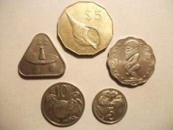 Her har vi så den trekantede to-dollaren fra Cook Island, et selvstyrende territorium under New Zealand. Faktisk i selskap med en 12-kantet 5-dollar og en 1-dollar som avviker helt fra den tradisjonelle myntformen. (Foto: Faerie ixi) Her har vi så den trekantede to-dollaren fra Cook Island, et selvstyrende territorium under New Zealand. Faktisk i selskap med en 12-kantet 5-dollar og en 1-dollar som avviker helt fra den tradisjonelle myntformen. (Foto: Faerie ixi)