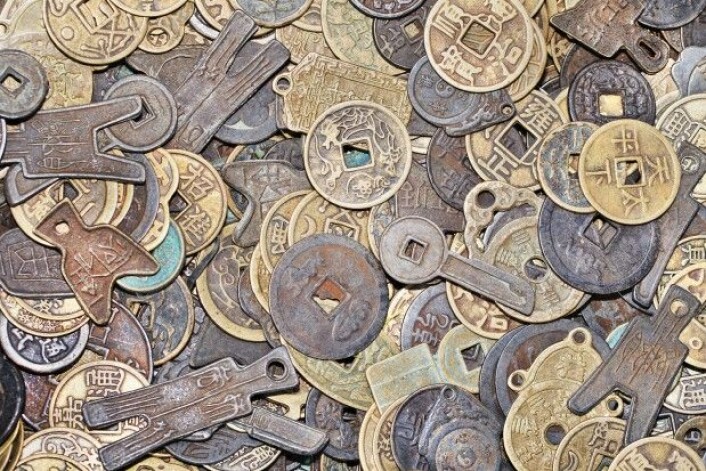 Det er ikke noen regel som sier at mynter må være runde. Her er det en samling av gamle kinesiske mynter i ulike former og farger. (Foto: TonyV3112 / Shutterstock / NTB scanpix) Det er ikke noen regel som sier at mynter må være runde. Her er det en samling av gamle kinesiske mynter i ulike former og farger. (Foto: TonyV3112 / Shutterstock / NTB scanpix)