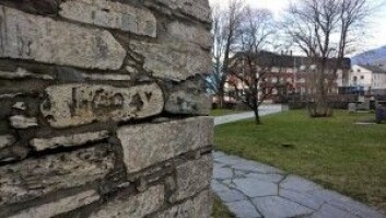 Et flommerke på kirkeveggen i Voss som tyder på hvor høyt vannet stod i 1604. (Foto: Jakob Håheim) Et flommerke på kirkeveggen i Voss som tyder på hvor høyt vannet stod i 1604. (Foto: Jakob Håheim)