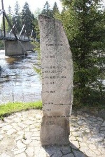 Flomhøyder tilbake til 1675 i Glomma er blitt markert på flomstein ved Norsk Skogbruksmuseum i Elverum. (Foto: Øyvind Holmstad) Flomhøyder tilbake til 1675 i Glomma er blitt markert på flomstein ved Norsk Skogbruksmuseum i Elverum. (Foto: Øyvind Holmstad)
