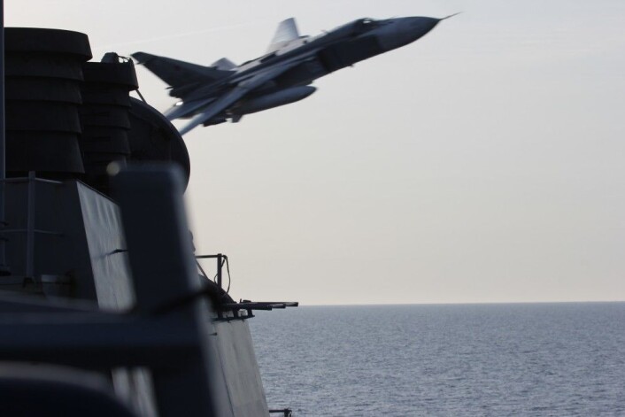 En russisk jager passerer farlig nært den amerikanske destroyeren USS Donald Cook i Østersjøen april 2016. Slike «close military encounters» har økt i omfang de siste årene. (Foto: U.S. Department of Defence) En russisk jager passerer farlig nært den amerikanske destroyeren USS Donald Cook i Østersjøen april 2016. Slike «close military encounters» har økt i omfang de siste årene. (Foto: U.S. Department of Defence)