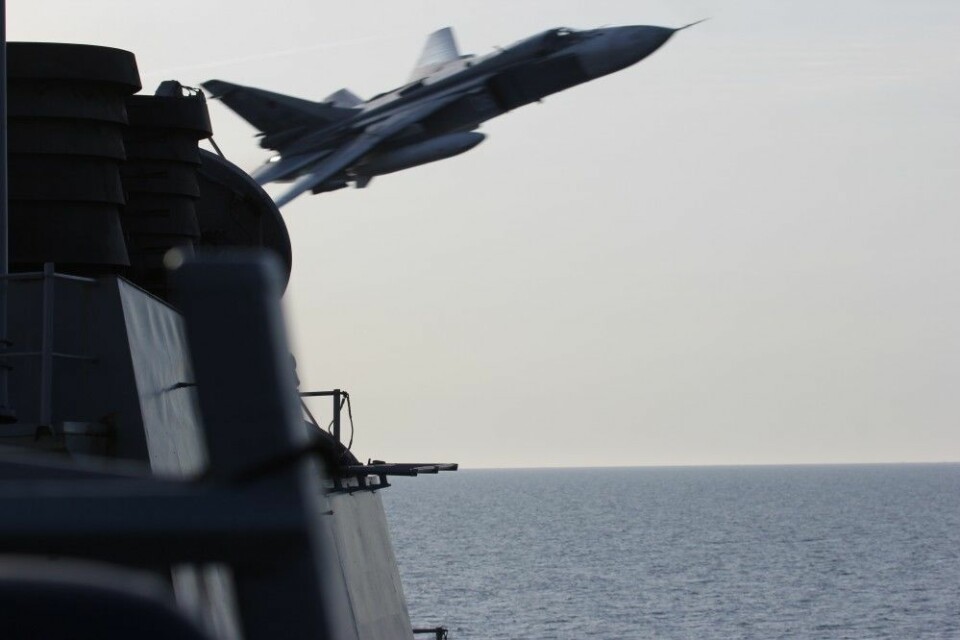 En russisk jager passerer farlig nært den amerikanske destroyeren USS Donald Cook i Østersjøen april 2016. Slike «close military encounters» har økt i omfang de siste årene. (Foto: U.S. Department of Defence)