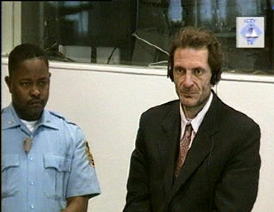 Dragoljub Kunarac (til høyre) dømt i ICTY i 2001 for omfattende seksuell vold og for å holde kvinner som seksuelle slaver under Bosnia-krigen. (Foto: ICTY Press)