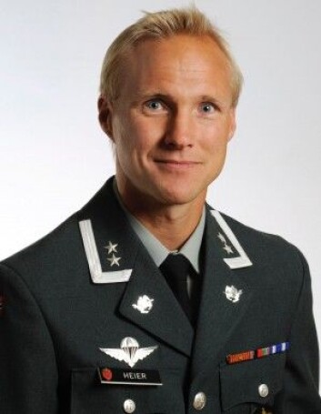 Tormod Heier er en forsker som forsker på Forsvaret i uniform. Han mener at avstanden mellom forskerne og Forsvarsdepartementet er for liten. Miljøene er små. Det blir derfor lett å bli satt i bås og marginalisert, spesielt når nye forskningsmidler skal tildeles. Selv har han sluttet å søke Forsvarsdepartementet om penger til nye forskningsformål. – Sender vi frem prosjekter passer vi alltid på å ikke ha mitt navn på papiret, for da går det som regel bedre. (Foto: Forsvarets høgskole) Tormod Heier er en forsker som forsker på Forsvaret i uniform. Han mener at avstanden mellom forskerne og Forsvarsdepartementet er for liten. Miljøene er små. Det blir derfor lett å bli satt i bås og marginalisert, spesielt når nye forskningsmidler skal tildeles. Selv har han sluttet å søke Forsvarsdepartementet om penger til nye forskningsformål. – Sender vi frem prosjekter passer vi alltid på å ikke ha mitt navn på papiret, for da går det som regel bedre. (Foto: Forsvarets høgskole)