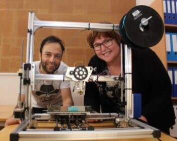 Himang Mujoo og Ingunn Tho fra Farmasøytisk institutt, UiO. Her med en enkel 3D-printer som kan brukes til eksperimentene med å lage persontilpasset medisin med ny teknologi. (Foto: Bjarne Røsjø / UiO) Himang Mujoo og Ingunn Tho fra Farmasøytisk institutt, UiO. Her med en enkel 3D-printer som kan brukes til eksperimentene med å lage persontilpasset medisin med ny teknologi. (Foto: Bjarne Røsjø / UiO)