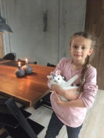 Her er Sofie og kattungen et par måneder senere. Sofie har det allerede mye bedre. (Foto: Privat) Her er Sofie og kattungen et par måneder senere. Sofie har det allerede mye bedre. (Foto: Privat)