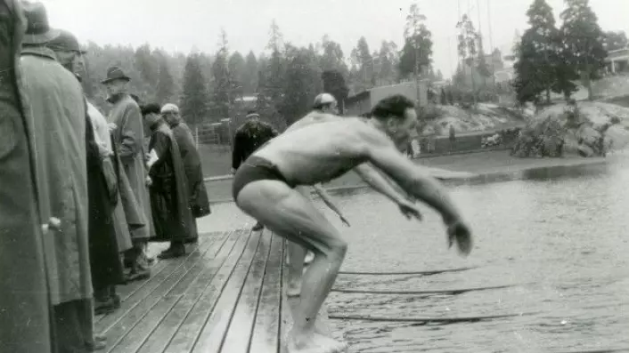 Svømming i Ingierstrand bad i 1942 (Foto: RAFA-330_U_40b-10-30/Johnsen/NTB/Riksarkivet)