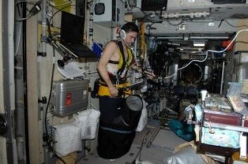 Ved Den internasjonale romstasjonen tester forskere en russiskutviklet drakt som skal «suge» blod og kroppsvæsker nedover i kroppen – og kanskje motvirke astronautenes synsforstyrrelser. Her testes drakten av den russiske kosmonauten Yuri Malenchenko. (Foto: Roscosmos) Ved Den internasjonale romstasjonen tester forskere en russiskutviklet drakt som skal «suge» blod og kroppsvæsker nedover i kroppen – og kanskje motvirke astronautenes synsforstyrrelser. Her testes drakten av den russiske kosmonauten Yuri Malenchenko. (Foto: Roscosmos)
