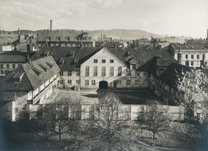 Bygningene til Christiania tukthus rundt 1910. Tukthuset i hovedstaden ble opprettet i 1736. Her kunne menn og kvinner som ble arrestert for tigging og løsgjengeri bli sperret inne i flere år. Tukthuset hadde eget ullspinneri, farveri og tobakksspinneri. Arbeidet skulle oppdra de innsatte til å bli nyttige for samfunnet. (Foto: O. Væring/Oslo museum) Bygningene til Christiania tukthus rundt 1910. Tukthuset i hovedstaden ble opprettet i 1736. Her kunne menn og kvinner som ble arrestert for tigging og løsgjengeri bli sperret inne i flere år. Tukthuset hadde eget ullspinneri, farveri og tobakksspinneri. Arbeidet skulle oppdra de innsatte til å bli nyttige for samfunnet. (Foto: O. Væring/Oslo museum)