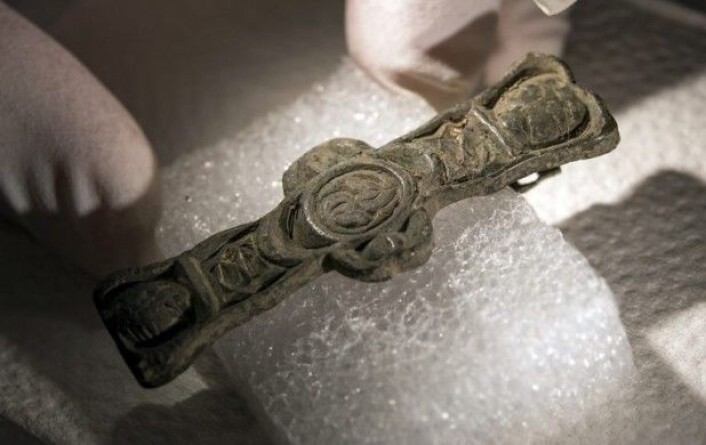 Dekoren er typisk for keltiske og irske områder og er fra 800-tallet. I fordypningene ser vi rester av forgylling. (Foto: Åge Hojem, NTNU Vitenskapsmuseet) Dekoren er typisk for keltiske og irske områder og er fra 800-tallet. I fordypningene ser vi rester av forgylling. (Foto: Åge Hojem, NTNU Vitenskapsmuseet)