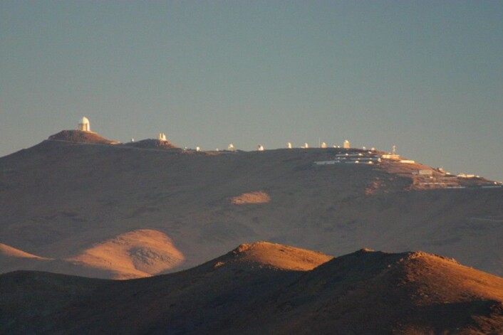 Planetjegerinstrumentet HARPS er installert på ESOs 3,6 meters teleskop på La Silla-observatoriet i Chiles ørken – lengst til venstre i bildet. (Foto: Cfoellmi~commonswiki, <a href="https://creativecommons.org/licenses/by-sa/3.0/deed.en">CC SA 3.0</a>) Planetjegerinstrumentet HARPS er installert på ESOs 3,6 meters teleskop på La Silla-observatoriet i Chiles ørken – lengst til venstre i bildet. (Foto: Cfoellmi~commonswiki, <a href="https://creativecommons.org/licenses/by-sa/3.0/deed.en">CC SA 3.0</a>)