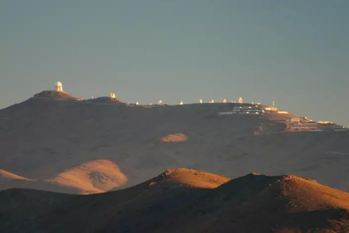 Planetjegerinstrumentet HARPS er installert på ESOs 3,6 meters teleskop på La Silla-observatoriet i Chiles ørken – lengst til venstre i bildet. (Foto: Cfoellmi~commonswiki, <a href="https://creativecommons.org/licenses/by-sa/3.0/deed.en">CC SA 3.0</a>)
