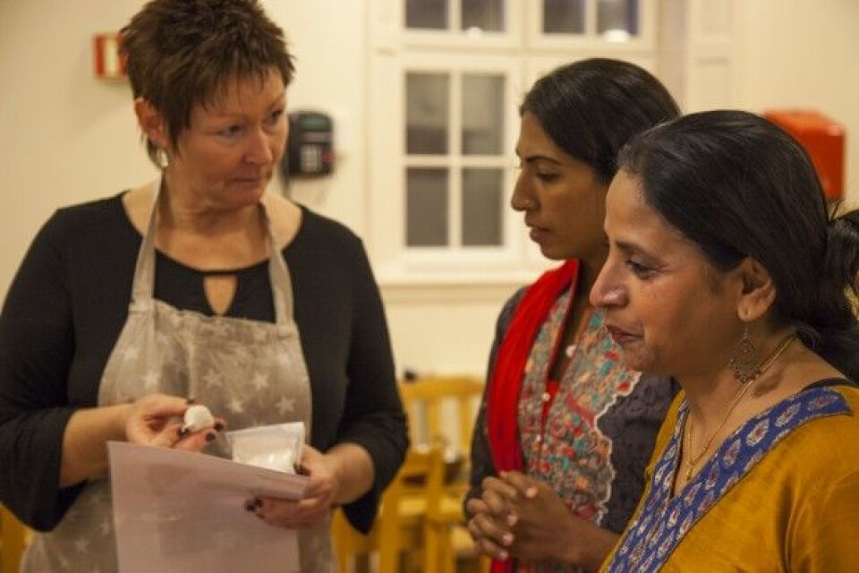 Monica Morris (til høyre) kom til Norge fra India for 20 år siden. Hun er en av kursholderne i Bønner virker. Hennes kollega Anica Munir (i midten) svarer kursdeltaker Sigrun Blixtad (til venstre) som lurer på hvordan hun best kan lage linse-paroka, som er grønnsakssnacks fra India. (Foto: Tove Rømo Grande/NMBU)