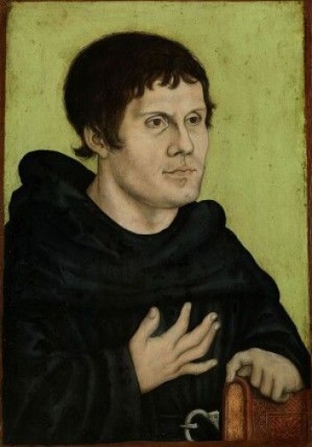 Gud snakker direkte til menneskene gjennom Bibelen, slo Luther fast. Selv oversatte han boken til tysk og fikk den spredd til svært mange takket være Gutenbergs nye trykkmaskin. Her er nok et bilde malt av vennen hans Lucas Cranach den Eldre. Gud snakker direkte til menneskene gjennom Bibelen, slo Luther fast. Selv oversatte han boken til tysk og fikk den spredd til svært mange takket være Gutenbergs nye trykkmaskin. Her er nok et bilde malt av vennen hans Lucas Cranach den Eldre.