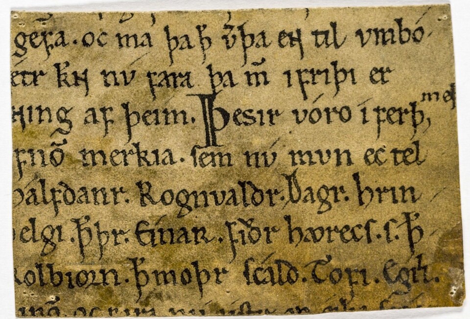 Sagaen om Olav den hellige finnes i flere versjoner. Dette manuskriptet fra siste del av 1100-tallet har noen tekstbiter fra hver av de to store versjonene, fra Snorres Heimskringla og fra Fagrskinna. Og så er det noen tekstbiter som er særegne for dette manuskriptet. (Kilde: digitalarkivet.no)
