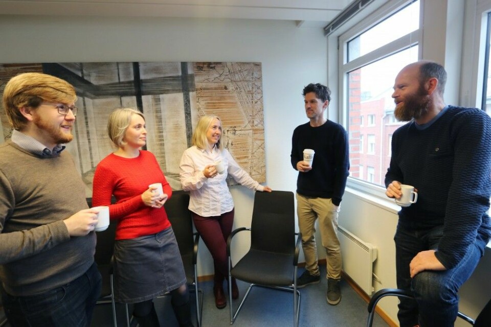 Her er forskningsgruppen for ansvarlig innovasjon ved HiOA. Til venstre i bildet er Knut Jørgen Vie, i midten står Ellen-Marie Forsberg.