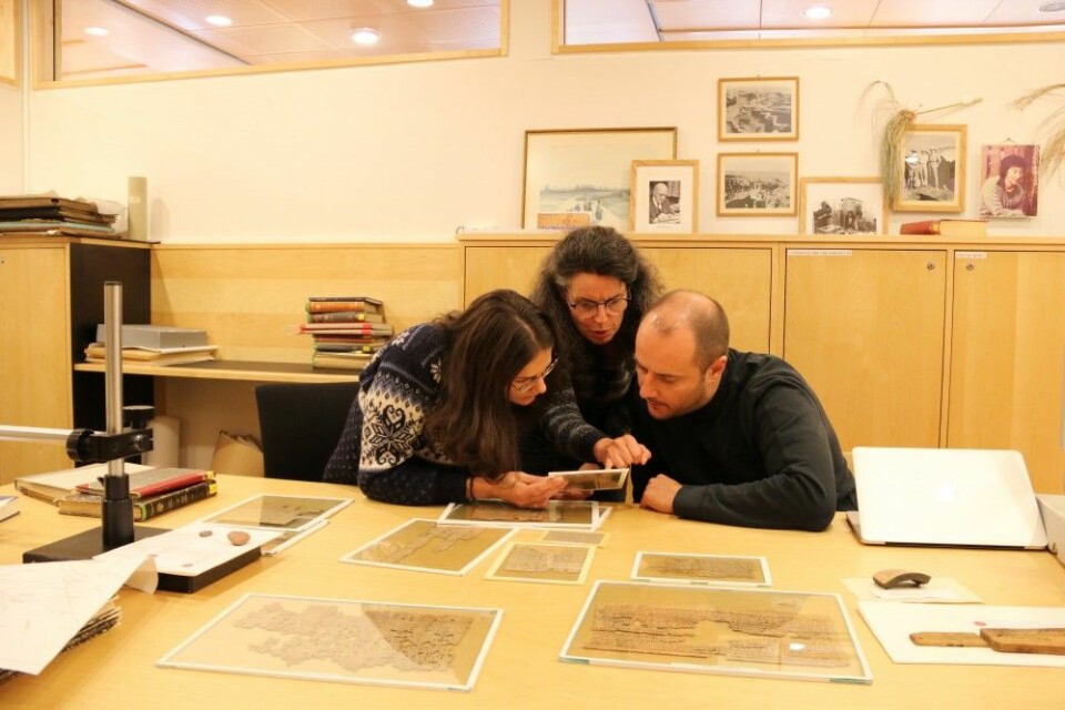 Agnes Mihálykó Tothne (f.v.), Anastasia Maravela og Jens Mangerud analyserer 2000 år gamle papyrustekster. (Foto: Fillip-André Baarøy)