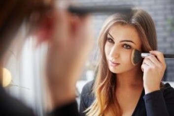 Det er ikke nødvendigvis en fordel at ingrediensene i sminken er naturlige. For eksempel stammer mange parfymestoffer fra naturen, men de er samtidig også veldig allergifremkallende. (Foto: InnerVisionPRO / Shutterstock / NTB scanpix) Det er ikke nødvendigvis en fordel at ingrediensene i sminken er naturlige. For eksempel stammer mange parfymestoffer fra naturen, men de er samtidig også veldig allergifremkallende. (Foto: InnerVisionPRO / Shutterstock / NTB scanpix)
