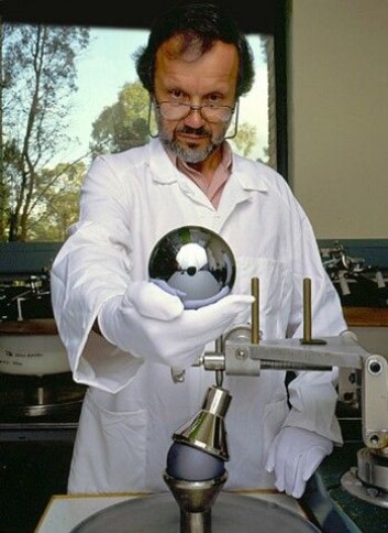 Denne silisiumkula har massen ett kilogram. Den er så nøyaktig rund at hvis den var forstørret til Jordas størrelse ville største fjell bare være 2,4 meter høyt. (Foto: Australia’s Commonwealth Scientific and Industrial Research Organisation (CSIRO), CC SA 3.0) Denne silisiumkula har massen ett kilogram. Den er så nøyaktig rund at hvis den var forstørret til Jordas størrelse ville største fjell bare være 2,4 meter høyt. (Foto: Australia’s Commonwealth Scientific and Industrial Research Organisation (CSIRO), CC SA 3.0)