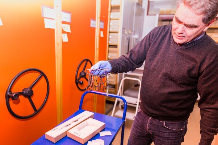 Lyden fra denne ranglen skulle skremme fiender. Den ble festet til hestenes seletøy, forteller forsker Jon Anders Risvaag. (Foto: Julie Gloppe Solem, NTNU) Lyden fra denne ranglen skulle skremme fiender. Den ble festet til hestenes seletøy, forteller forsker Jon Anders Risvaag. (Foto: Julie Gloppe Solem, NTNU)
