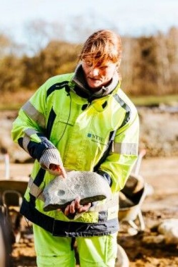 Prosjektleder Merete Moe Henriksen med hella som ble funnet på utgravningsområdet ved Sandbrauta i Lundamo i Melhus kommune. (Foto: Julie Gloppe Solem, NTNU) Prosjektleder Merete Moe Henriksen med hella som ble funnet på utgravningsområdet ved Sandbrauta i Lundamo i Melhus kommune. (Foto: Julie Gloppe Solem, NTNU)