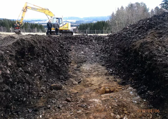 Fra en utgraving på Hofstad på Hitra, der arkeologene fant et tykt lag av bryggesteiner. (Foto: Geir Grønnesby, NTNU Vitenskapsmuseet)