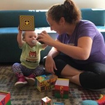 En mor leker med barnet sitt i babylaboratoriet ved Princeton University. Der gjorde forskerne lydopptak av det moren sa under leken. (Foto: Elise Piazza) En mor leker med barnet sitt i babylaboratoriet ved Princeton University. Der gjorde forskerne lydopptak av det moren sa under leken. (Foto: Elise Piazza)