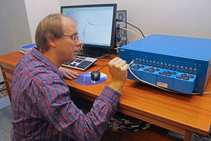 Professor Ola Nilsen tester batterier: Om noen år har smarttelefonen din så sterkt batteri at det kan brukes til å få start på en bil med flatt batteri. (Foto: Bjarne Røsjø) Professor Ola Nilsen tester batterier: Om noen år har smarttelefonen din så sterkt batteri at det kan brukes til å få start på en bil med flatt batteri. (Foto: Bjarne Røsjø)