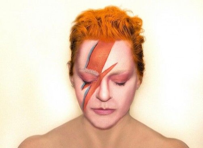 Fra utstillingen: Kathy High er kunstner og lider av tarmlidelsen Crohns sykdom. I 2015 spurte hun David Bowie om han ville donere avføring til en fekaltransplantasjon, en eksperimentell behandling av sykdommen. (Foto: Kathy High/Medicinsk Museion) Fra utstillingen: Kathy High er kunstner og lider av tarmlidelsen Crohns sykdom. I 2015 spurte hun David Bowie om han ville donere avføring til en fekaltransplantasjon, en eksperimentell behandling av sykdommen. (Foto: Kathy High/Medicinsk Museion)