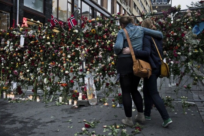 Med rosemarkeringer over hele landet markerte folk i Norge sin sorg, støtte og sympati med de overlevende og pårørende etter terroren 22. juli. (Foto: Aleksander Andersen / NTB scanpix) Med rosemarkeringer over hele landet markerte folk i Norge sin sorg, støtte og sympati med de overlevende og pårørende etter terroren 22. juli. (Foto: Aleksander Andersen / NTB scanpix)