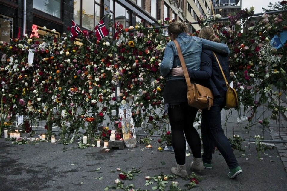Med rosemarkeringer over hele landet markerte folk i Norge sin sorg, støtte og sympati med de overlevende og pårørende etter terroren 22. juli. (Foto: Aleksander Andersen / NTB scanpix)