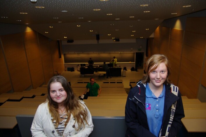 Ting med smarte sensorer vil endre hverdagen vår, fikk Tea Geilosjordet og Anne Sophie Steen erfare. (Foto: Bjørn Lønnum Andreassen) Ting med smarte sensorer vil endre hverdagen vår, fikk Tea Geilosjordet og Anne Sophie Steen erfare. (Foto: Bjørn Lønnum Andreassen)