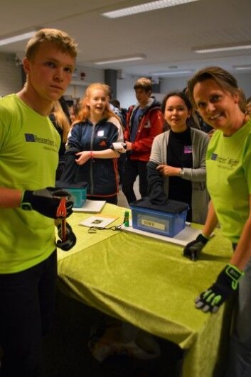 Eirik Åseim tar master i biologi, mens elevene Sarah Brynhildsen og Rakel Grønberg hyler litt når de tester sin frykt. Henriette Vaagland er biolog ved NTNU. (Foto: Ronja Edelsteen Andreassen) Eirik Åseim tar master i biologi, mens elevene Sarah Brynhildsen og Rakel Grønberg hyler litt når de tester sin frykt. Henriette Vaagland er biolog ved NTNU. (Foto: Ronja Edelsteen Andreassen)