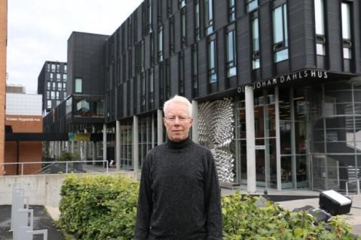 De to Simula-oppfinnerne er de senere årene hedret på ulikt vis. Blant annet har de fått hvert sitt bygg oppkalt etter seg på UiO og Norsk Regnesentral. Her står Olaf Owe mellom de to byggene. (Foto: Gunhild M. Haugnes / UiO) De to Simula-oppfinnerne er de senere årene hedret på ulikt vis. Blant annet har de fått hvert sitt bygg oppkalt etter seg på UiO og Norsk Regnesentral. Her står Olaf Owe mellom de to byggene. (Foto: Gunhild M. Haugnes / UiO)