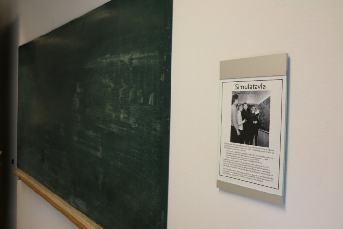 Det kunne gå hett for seg ved denne tavlen. Ved et uhell ble dessverre deres legendariske krittmerker vasket bort. (Foto: Gunhild M. Haugnes / UiO) Det kunne gå hett for seg ved denne tavlen. Ved et uhell ble dessverre deres legendariske krittmerker vasket bort. (Foto: Gunhild M. Haugnes / UiO)