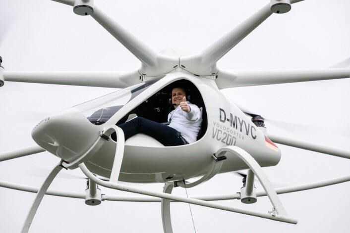 I april 2016 fløy Volocopter med mennesker om bord for første gang. Pilot var lederen av Volocopter, Alexander Zosel. <a href="https://youtu.be/OazFiIhwAEs">Se også video av prøveflygningen på YouTube</a>! (Foto: N. Kazakov/Volocopter) I april 2016 fløy Volocopter med mennesker om bord for første gang. Pilot var lederen av Volocopter, Alexander Zosel. <a href="https://youtu.be/OazFiIhwAEs">Se også video av prøveflygningen på YouTube</a>! (Foto: N. Kazakov/Volocopter)