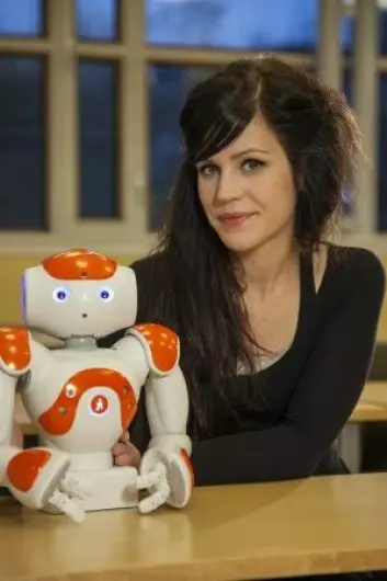 Ved Gøteborg Universitet har roboten Nao fått prøve seg som pedagog. Her sammen med forskeren Sofia Serholt. (Foto: Gøteborg Universitet)