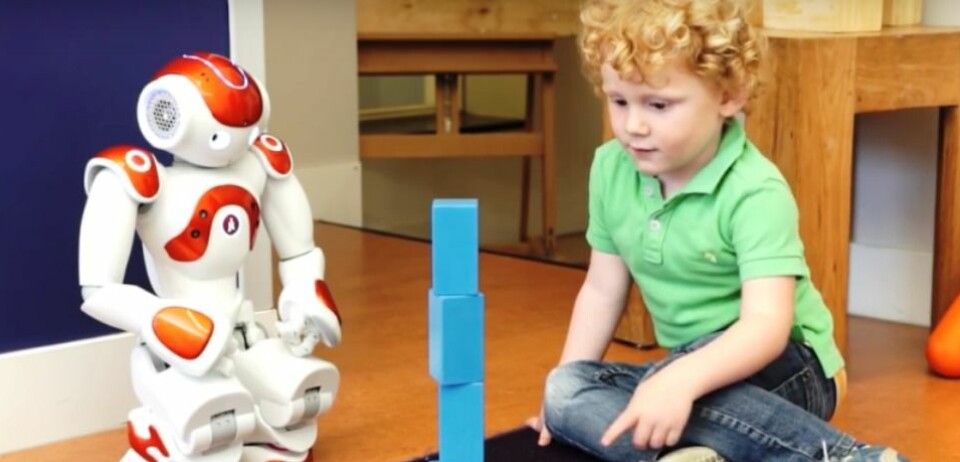 Her hjelper roboten Nao en smårolling å lære engelsk, i et forsøk utført av forskere ved Tilburg-universitetet i Tyskland. Mye forskning på bruk av roboter ser på muligheter i språkundervisningen. (Foto: Tilburg-universitetet)
