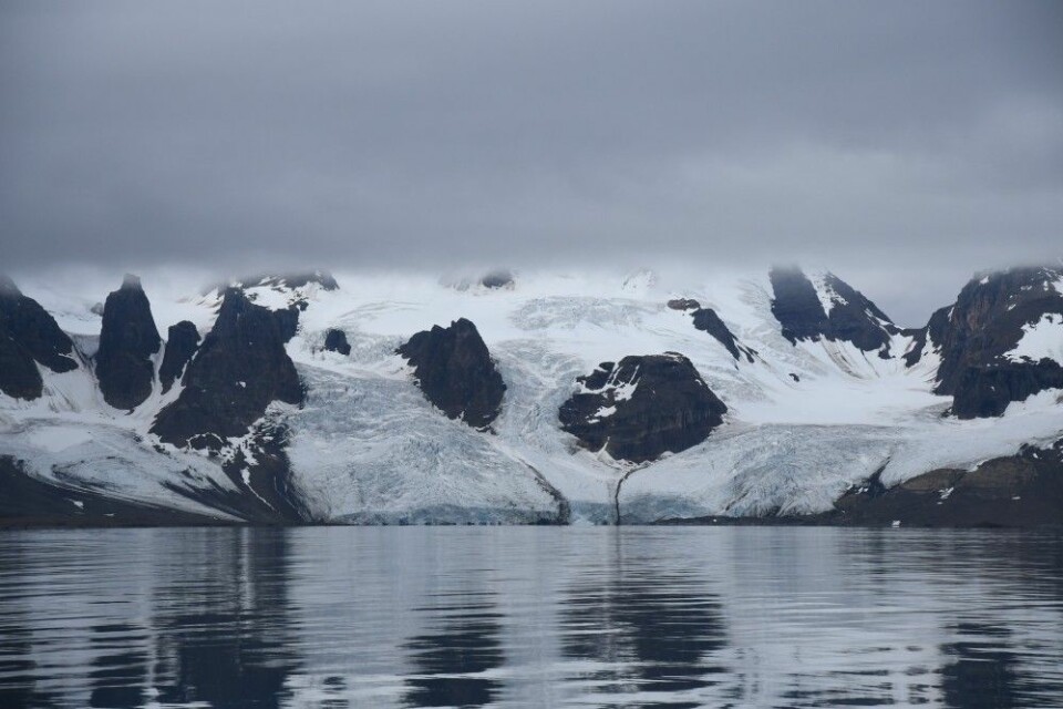 Slik ser isbreene ut i Adventsfjorden i august. (Foto: Thoralf Fagertun)