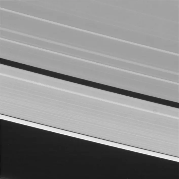 Cassini tok sine siste bilder 14. september 2017 og på sin siste levedag sendte romfartøyet bare ut signaler med data fra sine vitenskapelige instrumenter. Dette bildet fra 14. september er et av de aller siste bildene vi har mottatt fra Cassini. Det uredigerte bildet viser et nærbilde av Saturns berømte ringer. (Foto: Nasa)