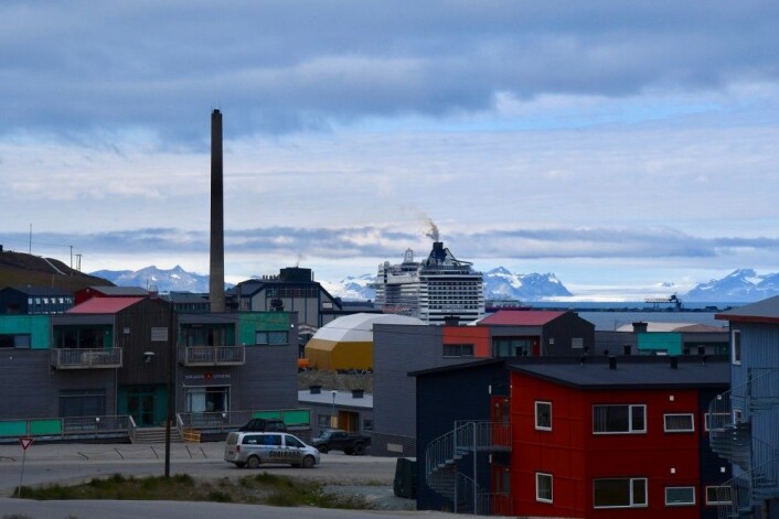 Mens Longyearbyen har 2100 innbyggere, har skipet Preziosa over 4000 passasjerer og et mannskap på 1200. (Foto: Thoralf Fagertun) Mens Longyearbyen har 2100 innbyggere, har skipet Preziosa over 4000 passasjerer og et mannskap på 1200. (Foto: Thoralf Fagertun)