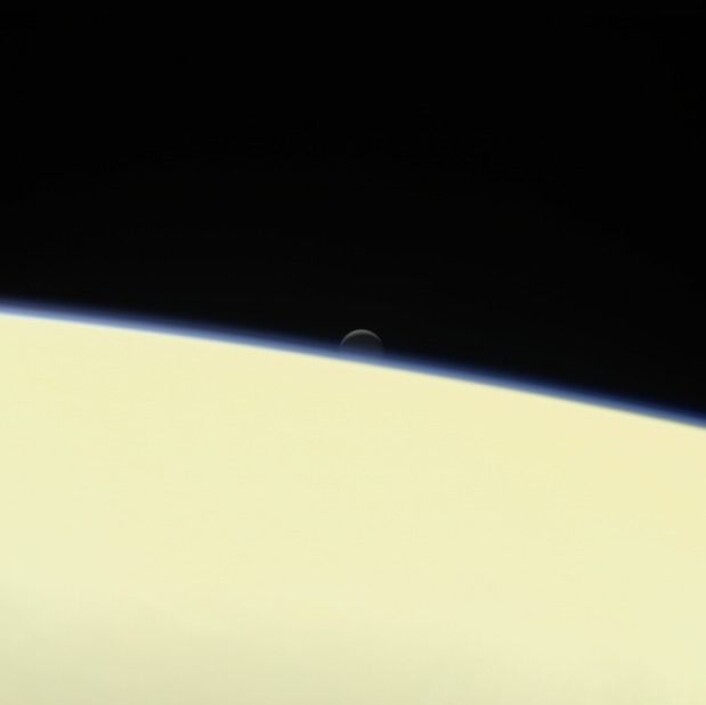 Månen Enceladus synker ned bak den store gassplaneten Saturn på dette portrettet tatt av Cassini 13. september, få dager før fartøyets endelikt. (Foto: Nasa) Månen Enceladus synker ned bak den store gassplaneten Saturn på dette portrettet tatt av Cassini 13. september, få dager før fartøyets endelikt. (Foto: Nasa)