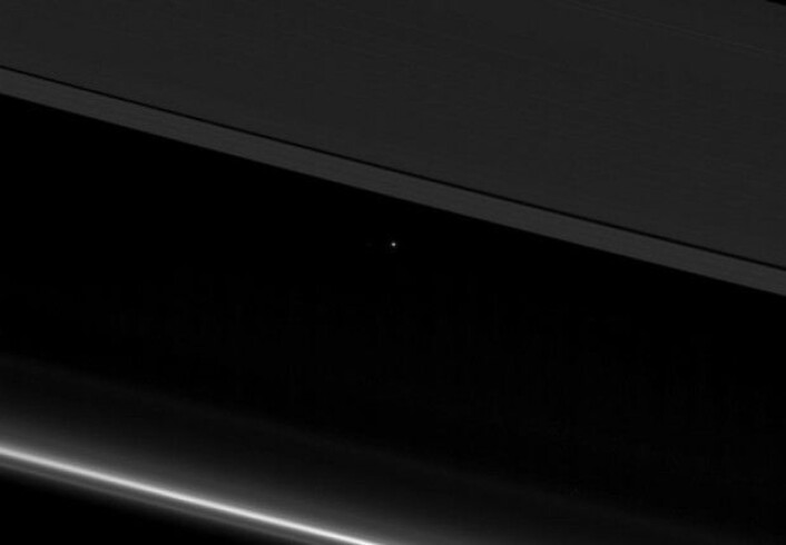Bildene her viser jorden sett fra Saturn som et lite lys mellom Saturns ringer. (Foto: Nasa) Bildene her viser jorden sett fra Saturn som et lite lys mellom Saturns ringer. (Foto: Nasa)